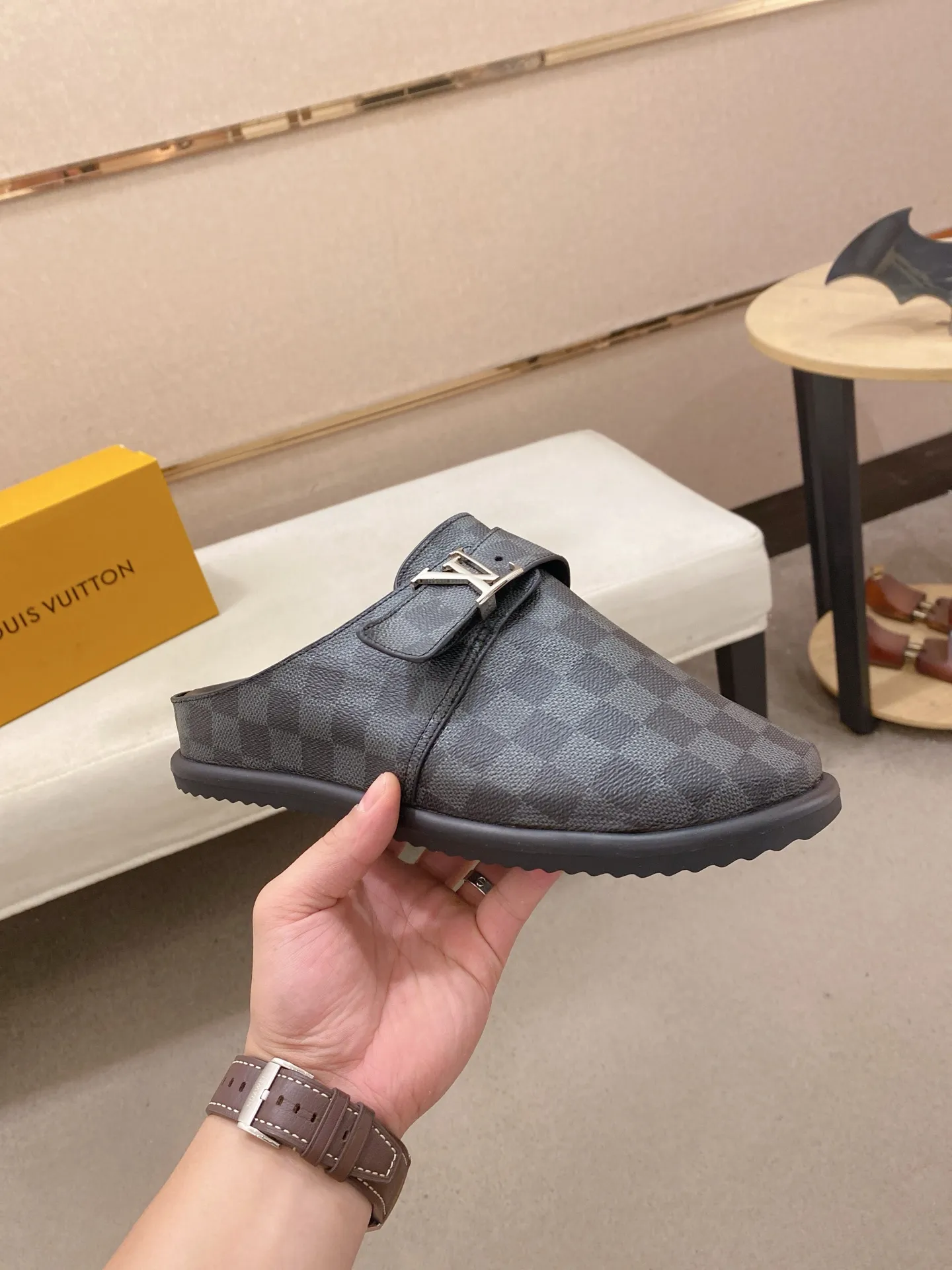 Men's shoes 💰: 360💰Made by LV🔍Top purchasing agents, men's spring and summer slippers are synchronized in the counters. The uppers are made of imported materials from Italy with logo graphics and high-quality craftsmanship. The soles: original soles specially provided by the original factory. The exclusive movable molded soles are super comfortable. Original goods follow the order, 🔍🔍high quality, you can enter and exit the counter at will. Welcome to compare, code number 38-44.